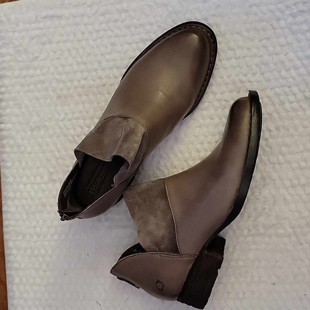 BORN gray leather & suede ankle boots back zipper round toe rubber sole 7 EUC…